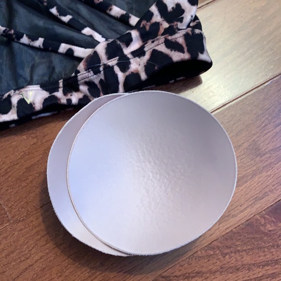 Victoria Secret sports bra—never worn - Picture 5 of 5